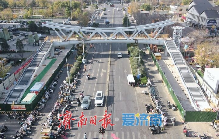 项目强省会｜破“堵”发力，济南西客站片区商圈“空中安全通道”吊装就位