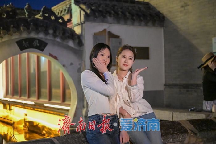 起凤桥春夜人气不减 成夜间拍照打卡热点