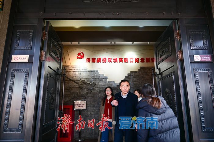 周日泉城红色游升温 济南解放阁迎来参观热潮