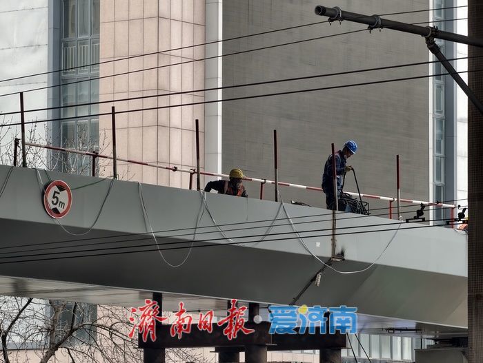 济南全福立交桥西人行过街天桥雏形已现