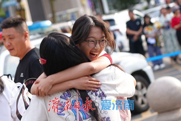 2025夏季高考顺利结束 家长手捧花束送祝福