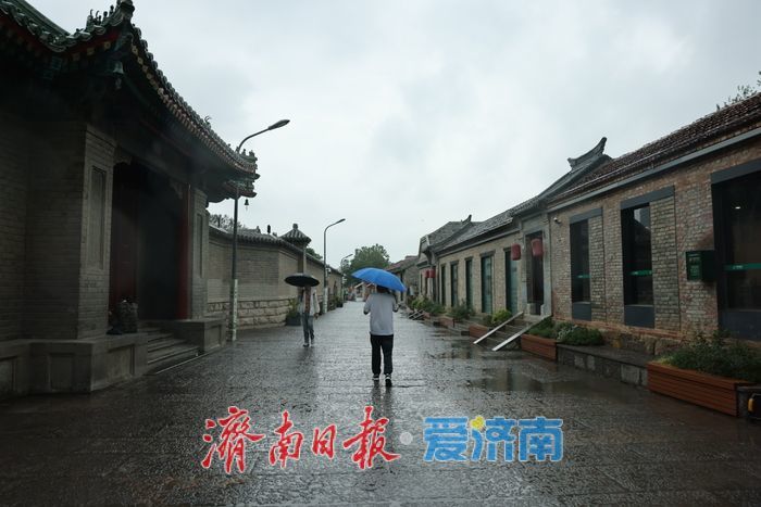 一年四季 泉在济南丨雨中上新街，别有一番韵味