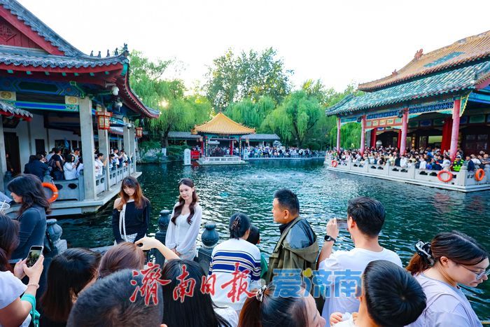 趵突泉游人如织泉韵浓