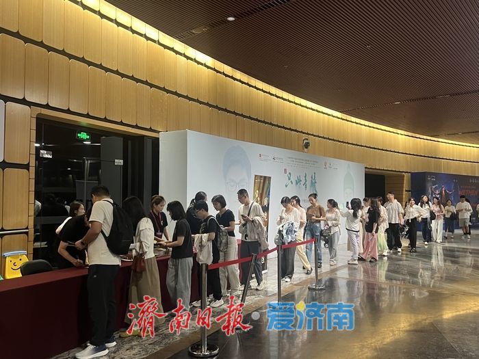 《只此青绿》济南掀热潮，观众沉浸式感受宋韵之美