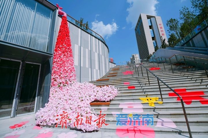 双地铁直通商业区，安成街站新出入口别致“花海”吸睛
