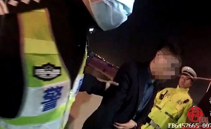 醉驾被查后飙演技 遇到检查就呕吐