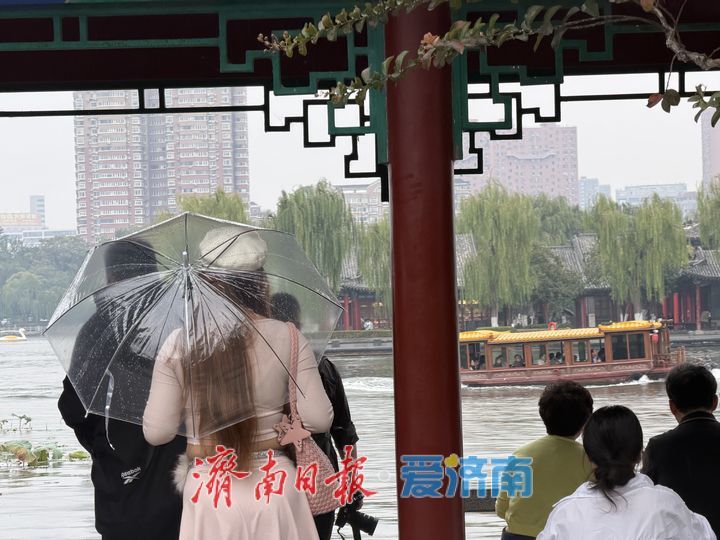 细雨润明湖 秋景引游人