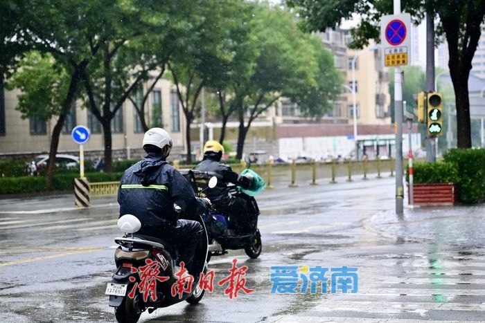 济南强降雨酷热顿消 市民乐享久违清凉
