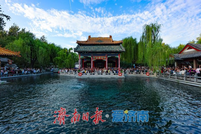 趵突泉游人如织泉韵浓