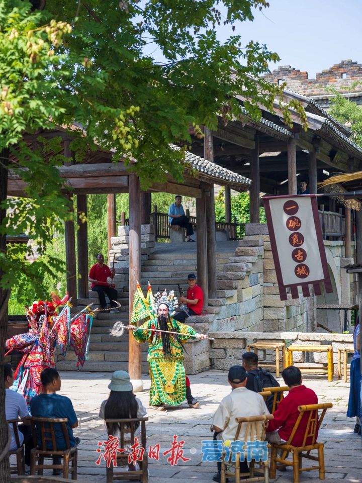 “五一”假期济南30家景区共接待游客393.27万人次，实现营业收入1.30亿元