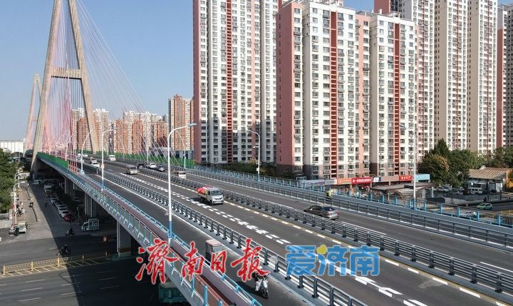安全防护迭代升级，纬六路高架桥防撞隔离护栏全面更新