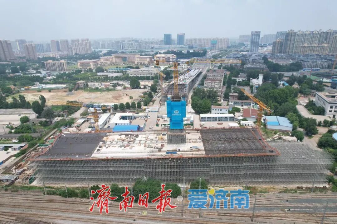 济南开源路跨铁路转体桥关键节段浇筑完成