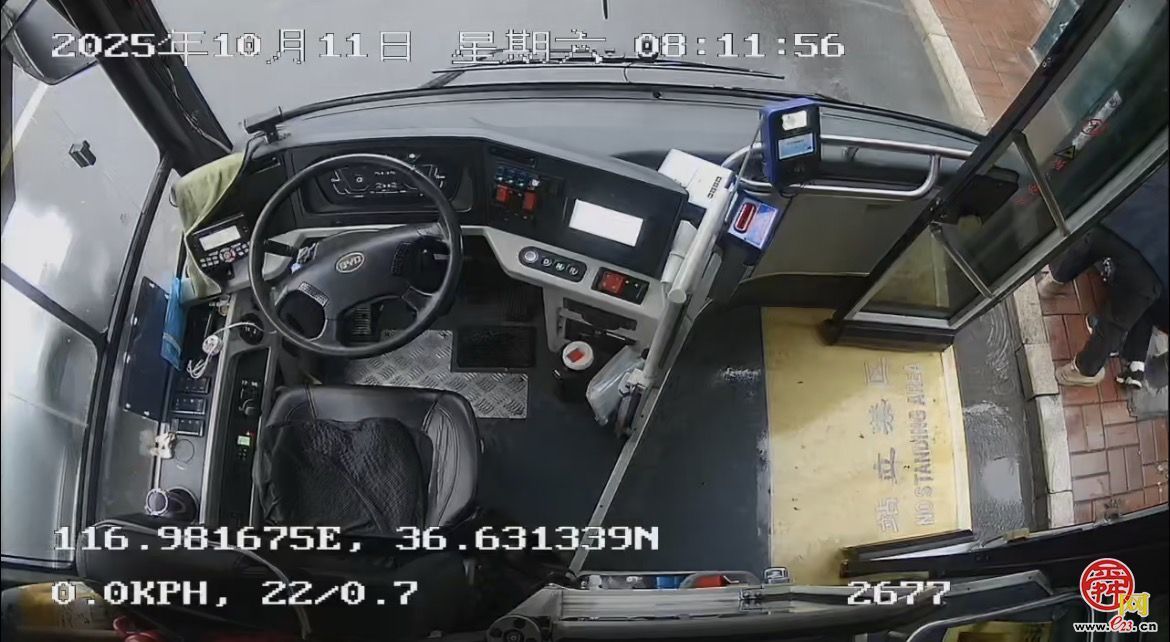 雨天老人不慎摔倒，公交司机紧急救助