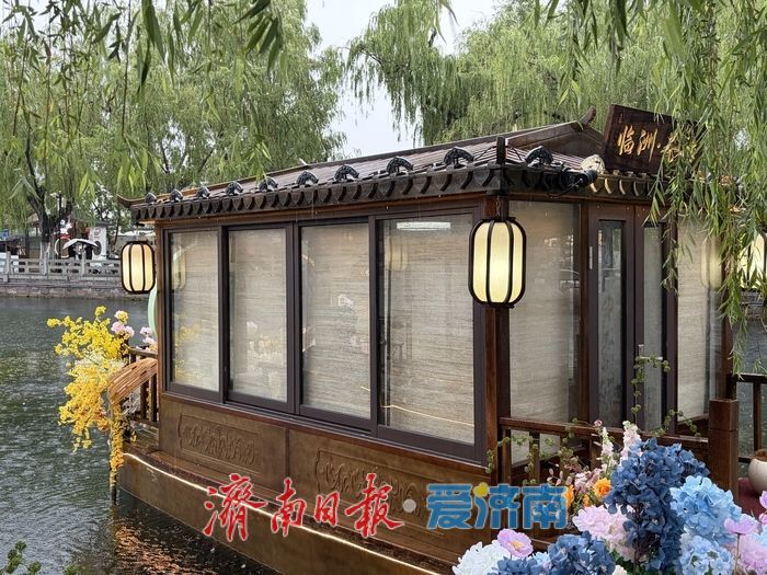 济南百花洲商业设施全新升级 湖面画舫、仿古木屋亮相