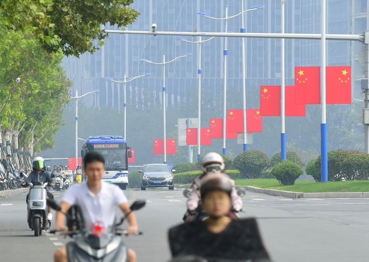 “中国红”扮靓泉城