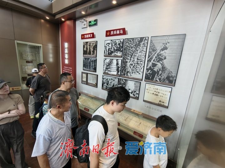 假日赴红色之约 解放阁迎来参观热潮