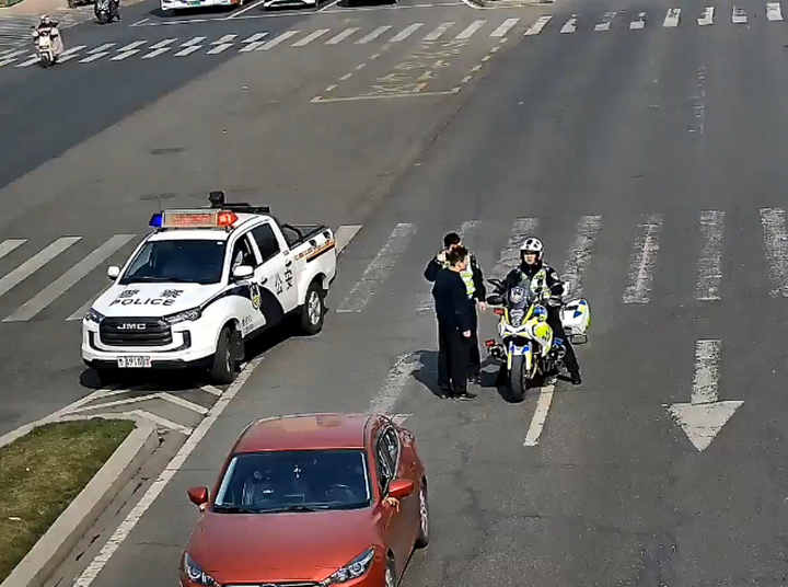 幼童高烧惊厥急需就医，济南街头再现“狂飙”救援