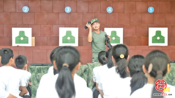 “爱我国防”2025年济南市青少年军事体验活动特色课程揭秘——步枪模拟训练