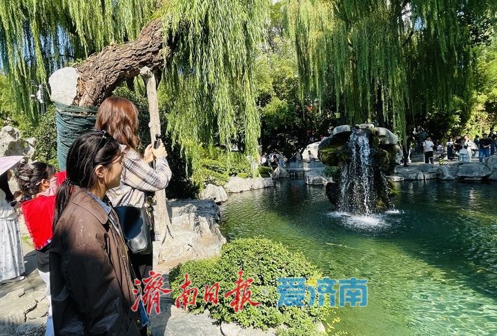“月牙飞瀑”引客来