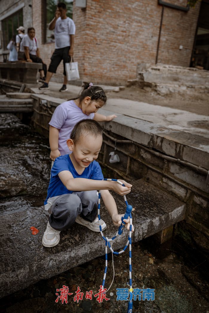一年四季 泉在济南丨济南曲水亭街：泉畔戏水纳凉 老街焕发夏日活力