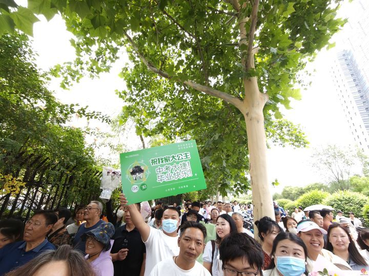 中考收官 济南二中考场外温情迎考