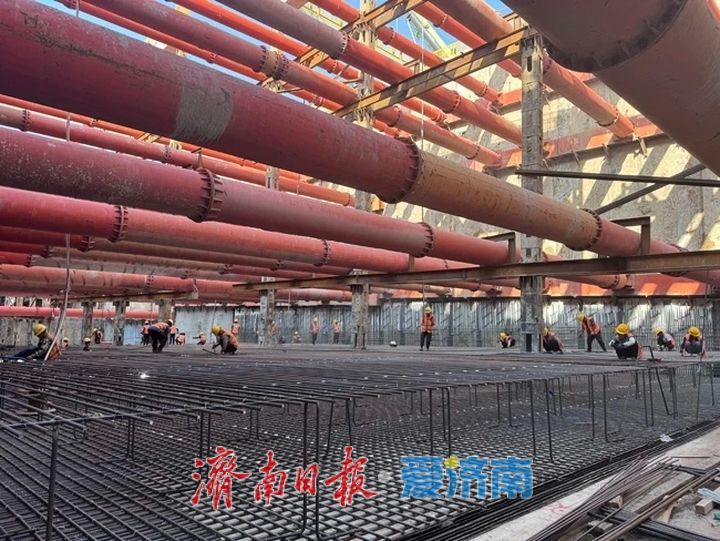 黄岗路穿黄隧道北岸明挖段完成封底施工