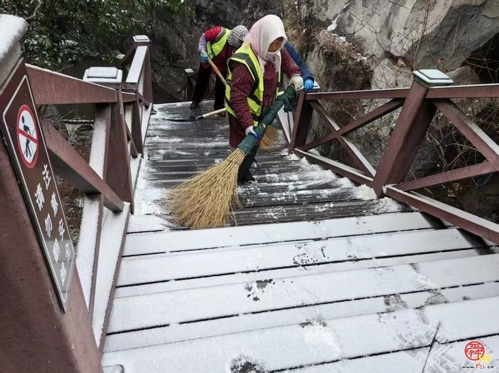 雪落泉城暖守护 九园联动保畅通 —— 济南市公园发展服务中心高效开展首场降雪清雪除冰工作