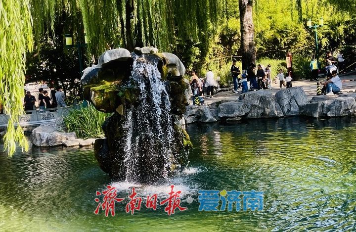 “月牙飞瀑”引客来