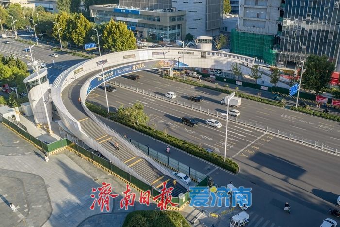 项目强省会｜“新月飞架”显风姿，高新区万达广场人行过街天桥进入收尾阶段