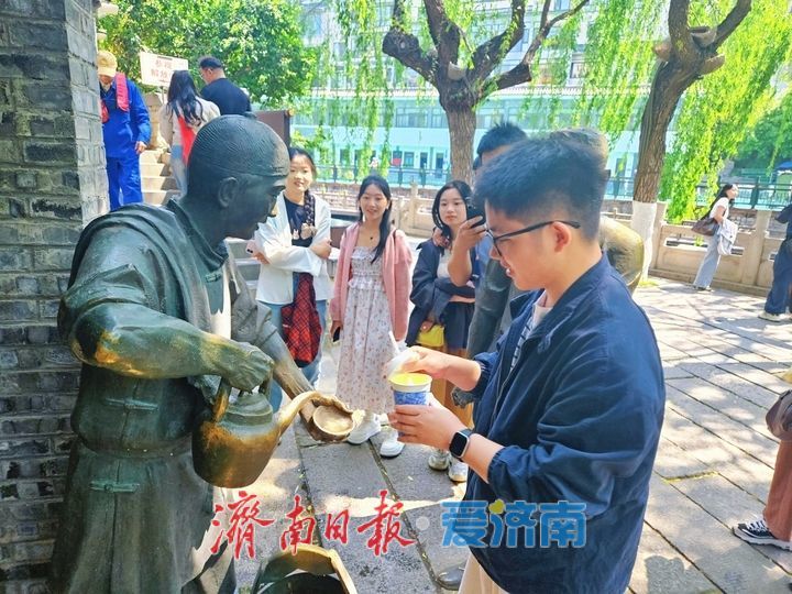 护城河畔铜韵流芳 雕塑群像镌刻城市记忆