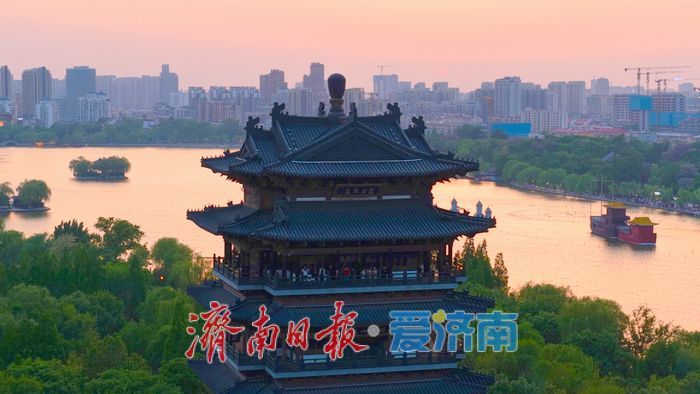 明湖暮色醉游人