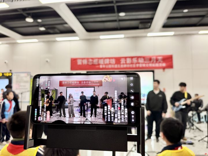 “音乐路演+志愿服务”——地铁站里的学雷锋文明实践活动