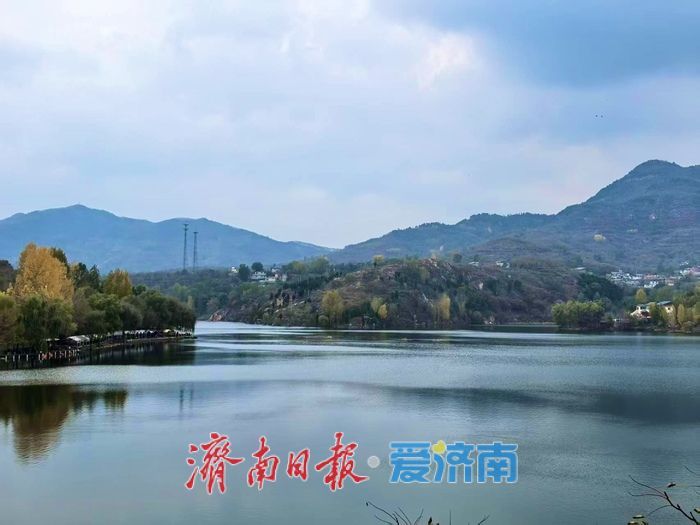 碧水映丹枫，黄巢水库秋意浓