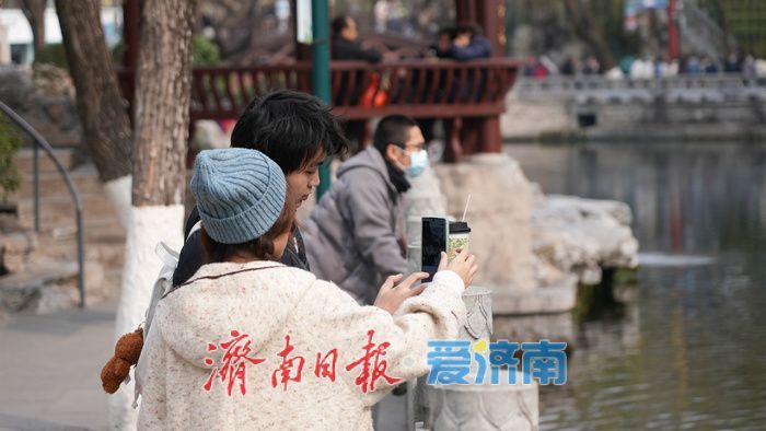 泉畔春光好，市民踏春来