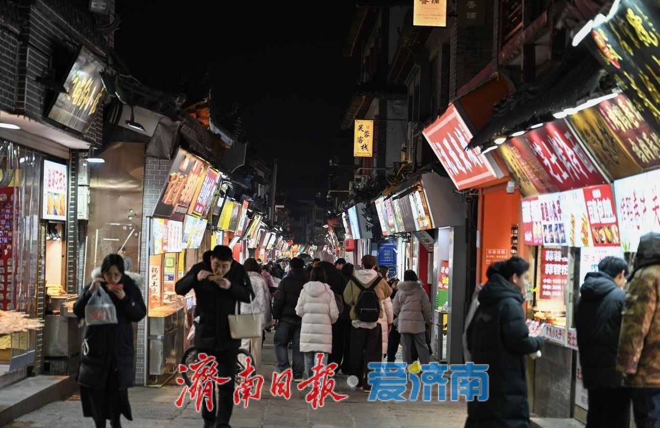 人头攒动芙蓉街，满巷年味迎新春