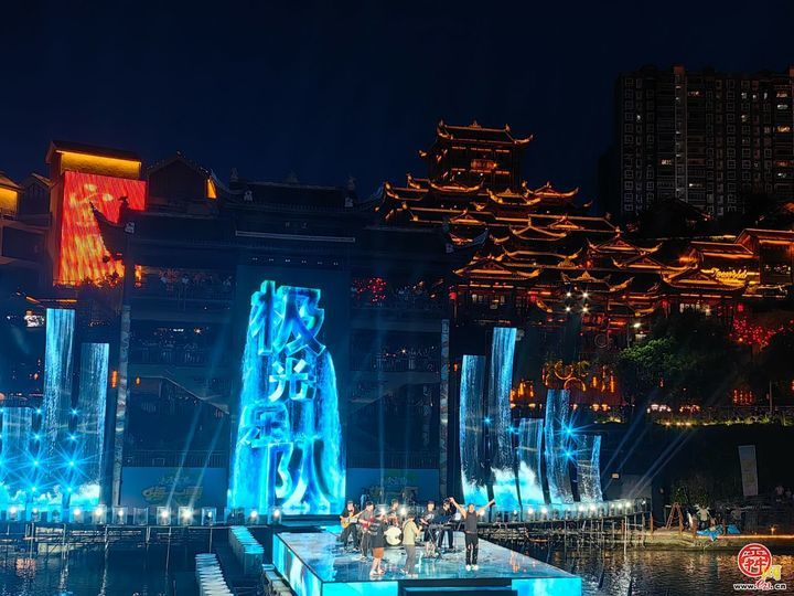 浪漫宣恩焕新迎客：仙山贡水夜未央 狮子关浮桥漾清波