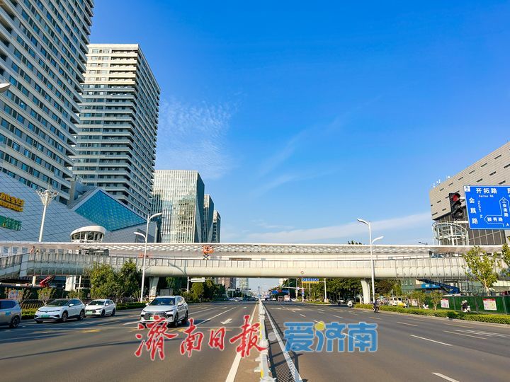 “新月飞架”初显风姿 高新万达过街天桥进入施工收尾阶段