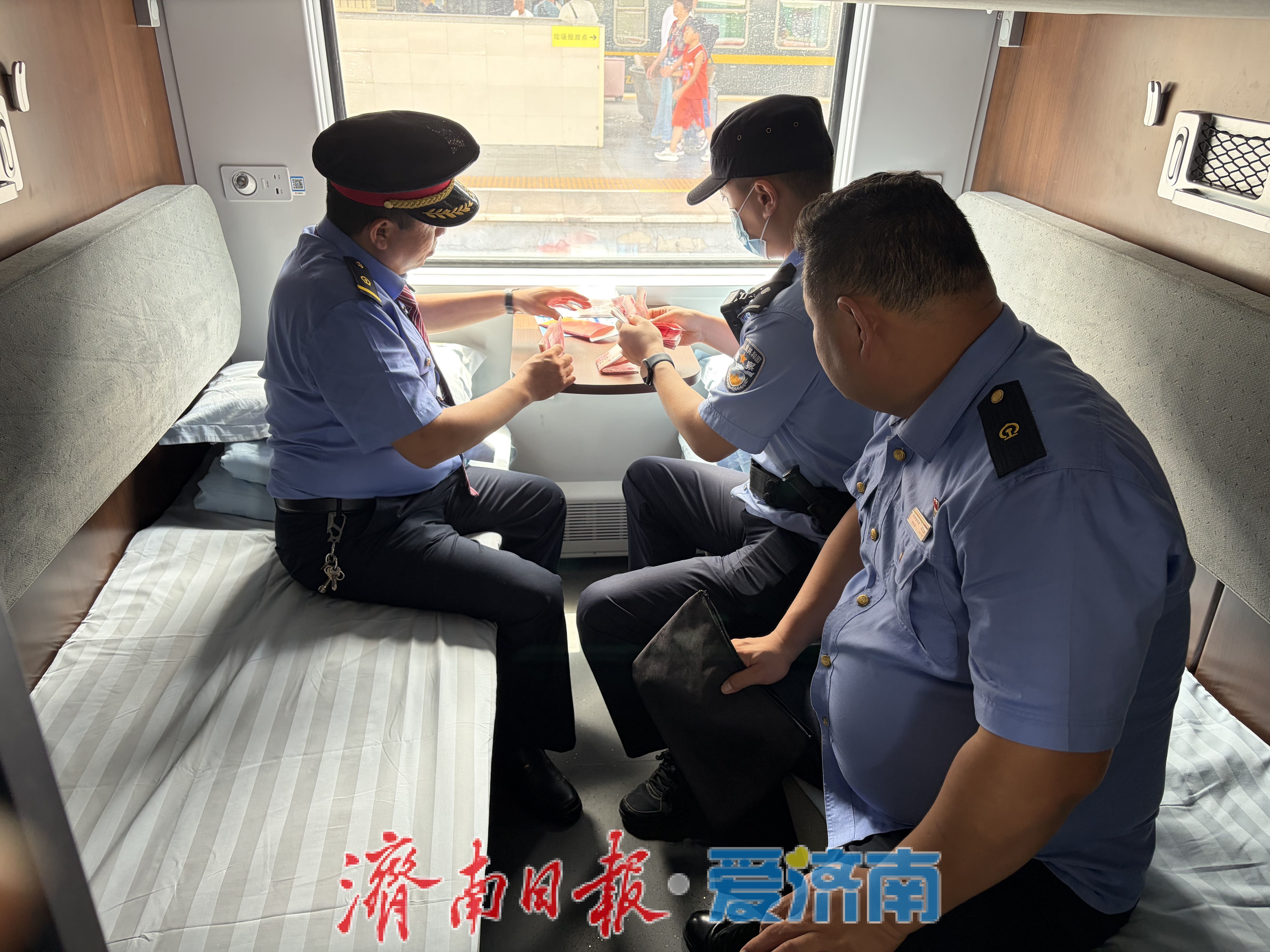 旅客8000元现金遗落列车 铁路人员缝隙中寻回