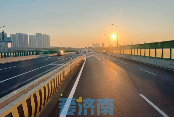 “洗尘除垢”点缀高架“妆容，济南加强高架路秋季保洁