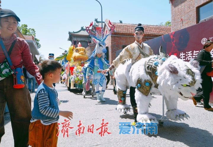 鳌鱼、凤凰舞动百年老街，“山海经”国风秀点亮济南上新街