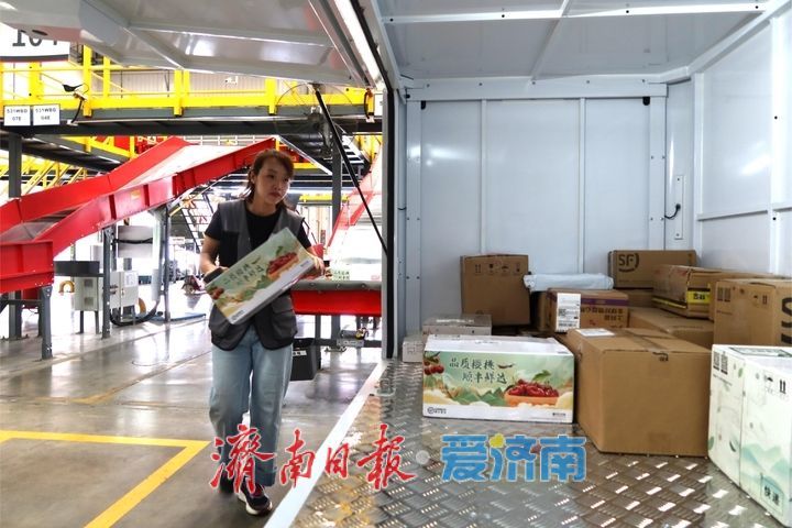 济南首批25辆无人快递车正式上路