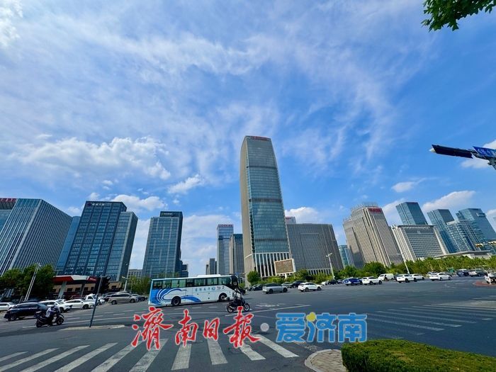 一年四季 泉在济南丨流云漫泉城 楼宇入画来