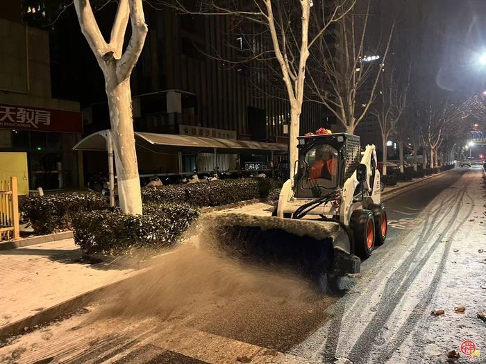 2.4万人次鏖战30小时 济南市区主次道路已无积雪通行顺畅