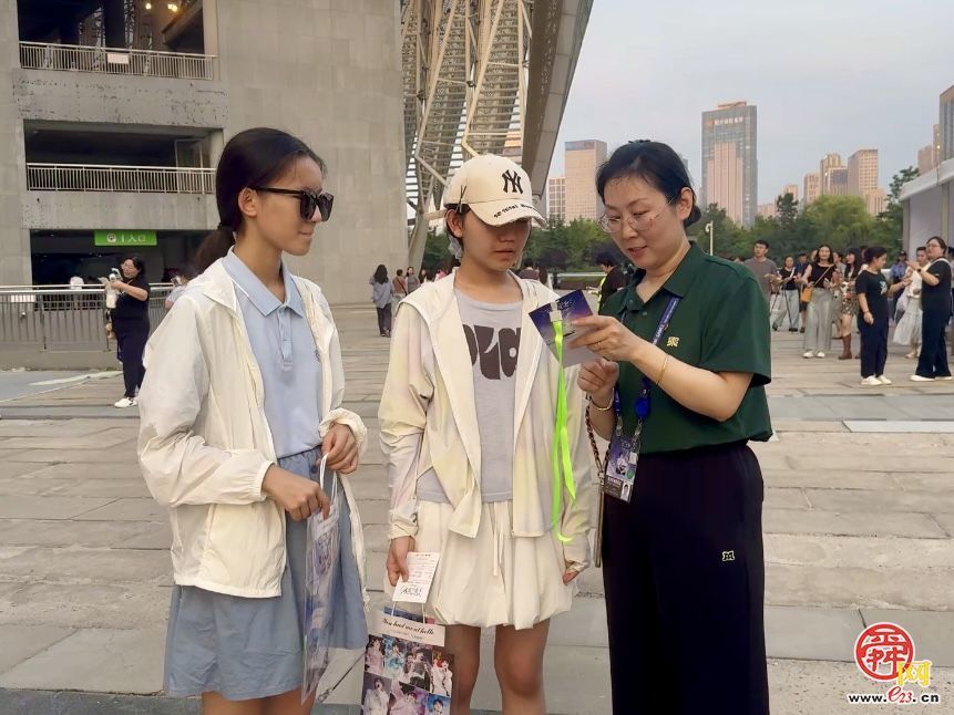 “家长寄存处”：周深演唱会，济南这个做法暖了