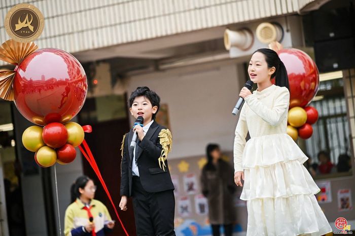 做奔跑的追光者，赴一场成长的接力 市中区“微光成炬，同心致远”主题活动启动仪式暨经五路小学开学典礼