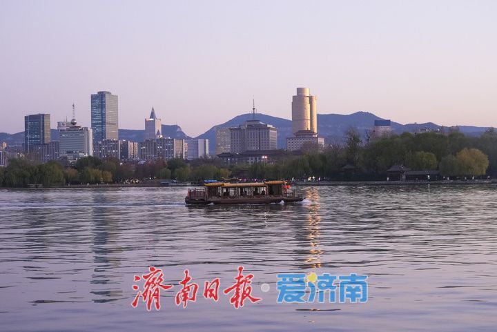 一年四季 泉在济南丨大明湖冬日晚照，老城新韵绘就泉城暮色