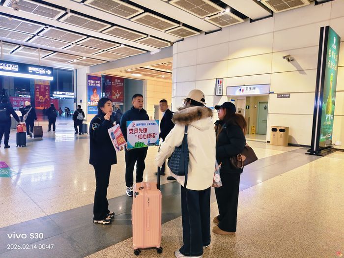 春运有我，温暖回家路——济南西站公交枢纽深夜护航临时列车旅客返程