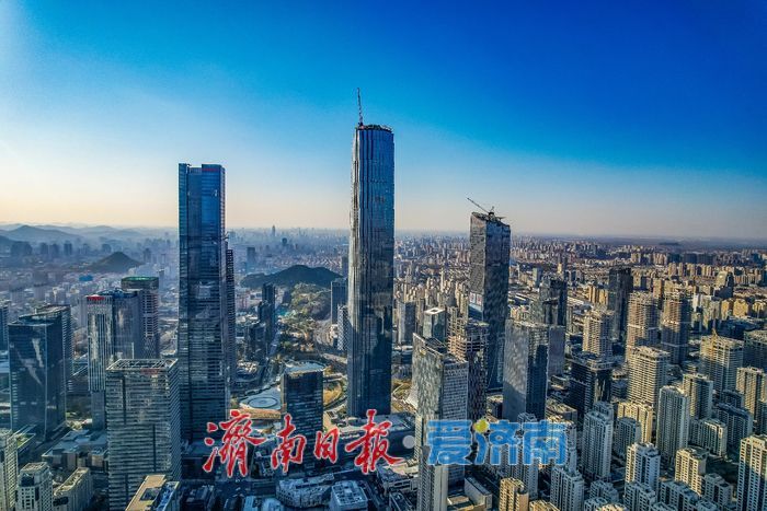 一年四季 泉在济南丨冬日“泉城蓝”如洗，济南城市天际线邂逅晴空之美