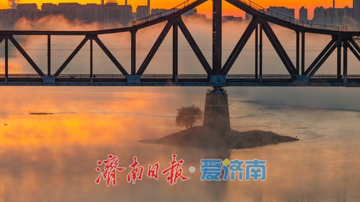 美若仙境！雾漫黄河破晓时，百年铁桥揽霞开