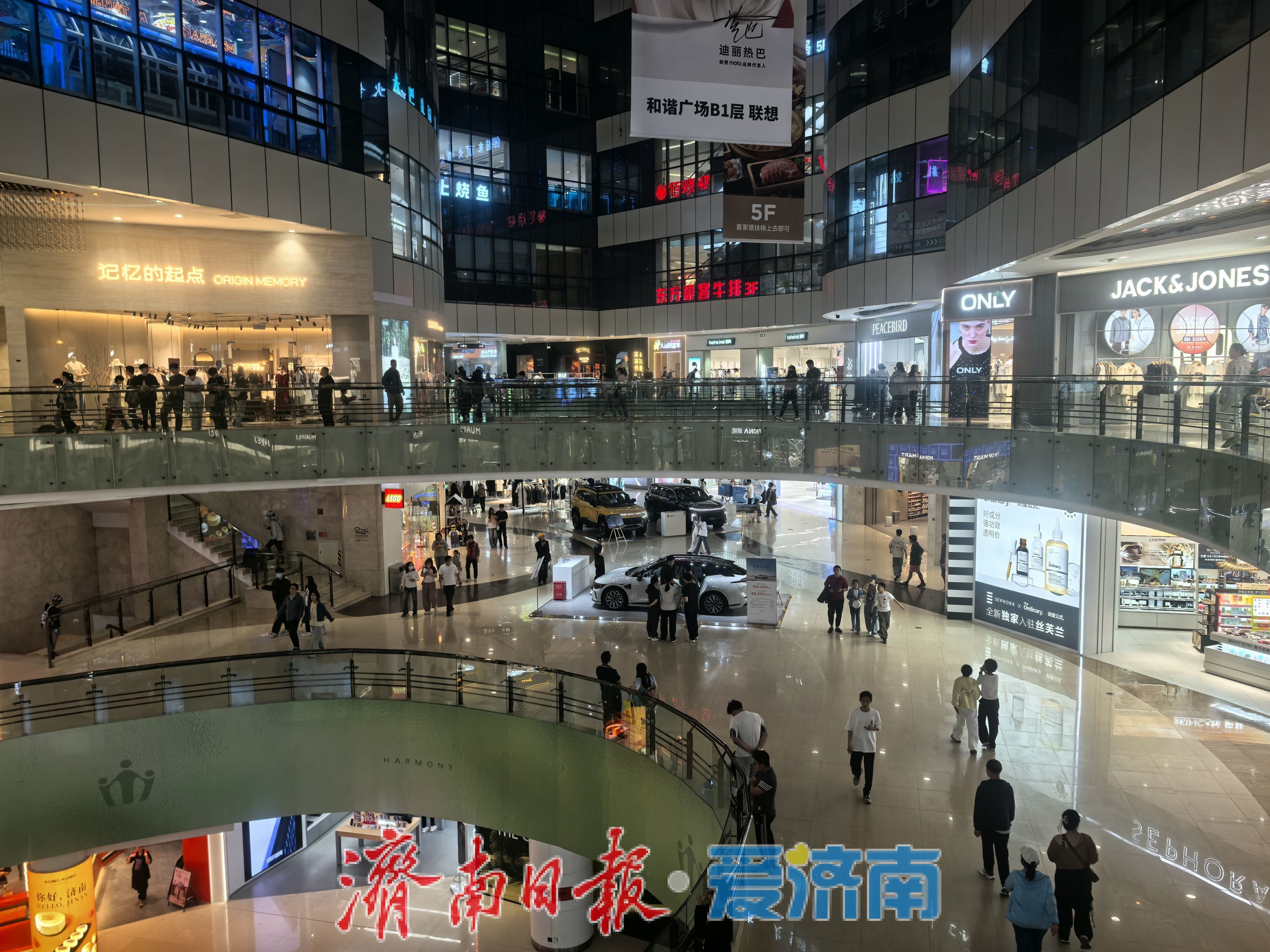 逛逛逛，买买买！ “五一”假期首日消费热力值拉满 烟火气与文化味齐飞